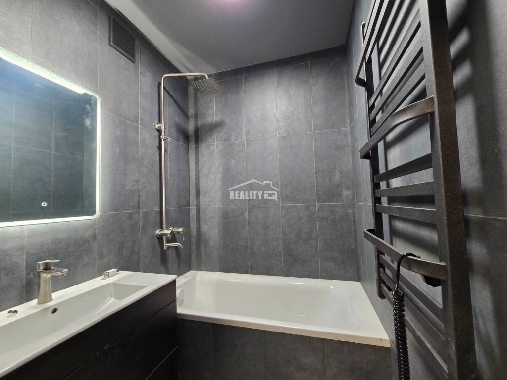 Zrekonštruovaný 2 izbový byt s veľkým balkónom