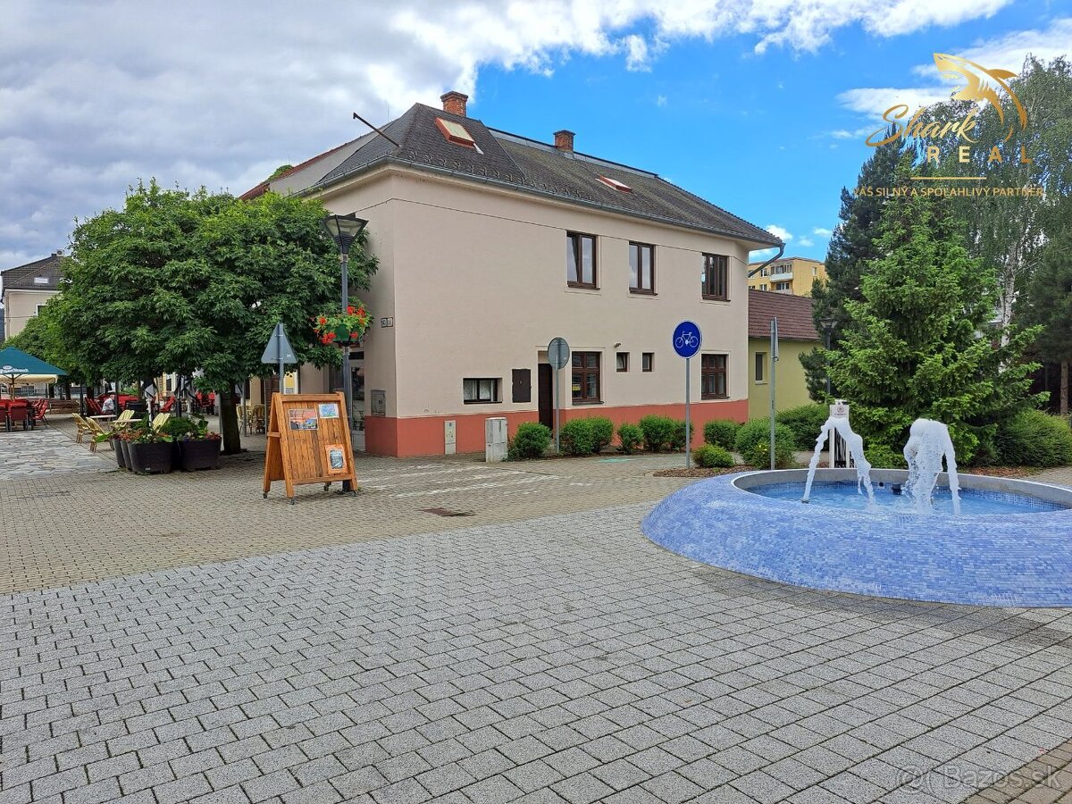 Dom na námestí. Bývanie a podnikanie v jednom.