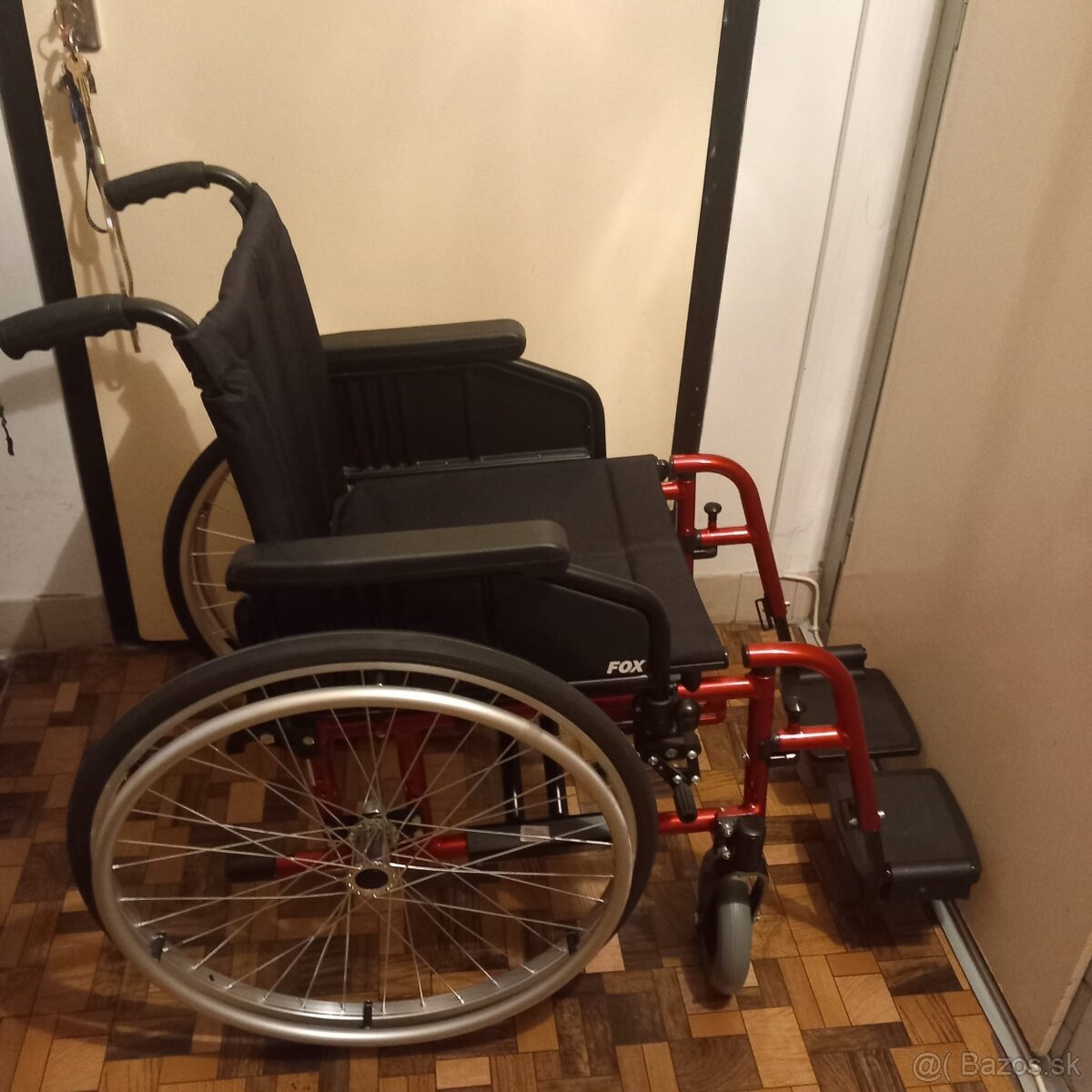 Predám nový skladaci invalidny vozik. Plné kolesá.