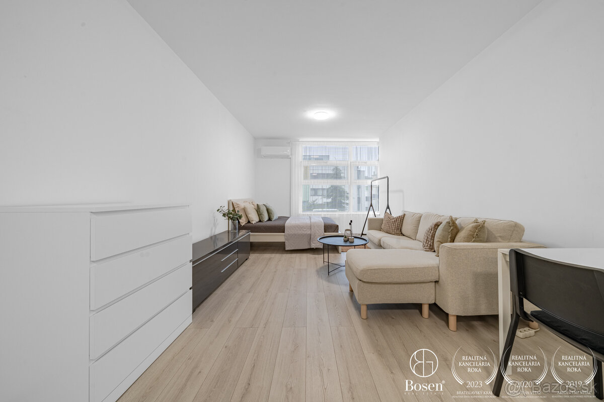 Bosen | Svetlá a moderne zariadená garsónka v Ružinove