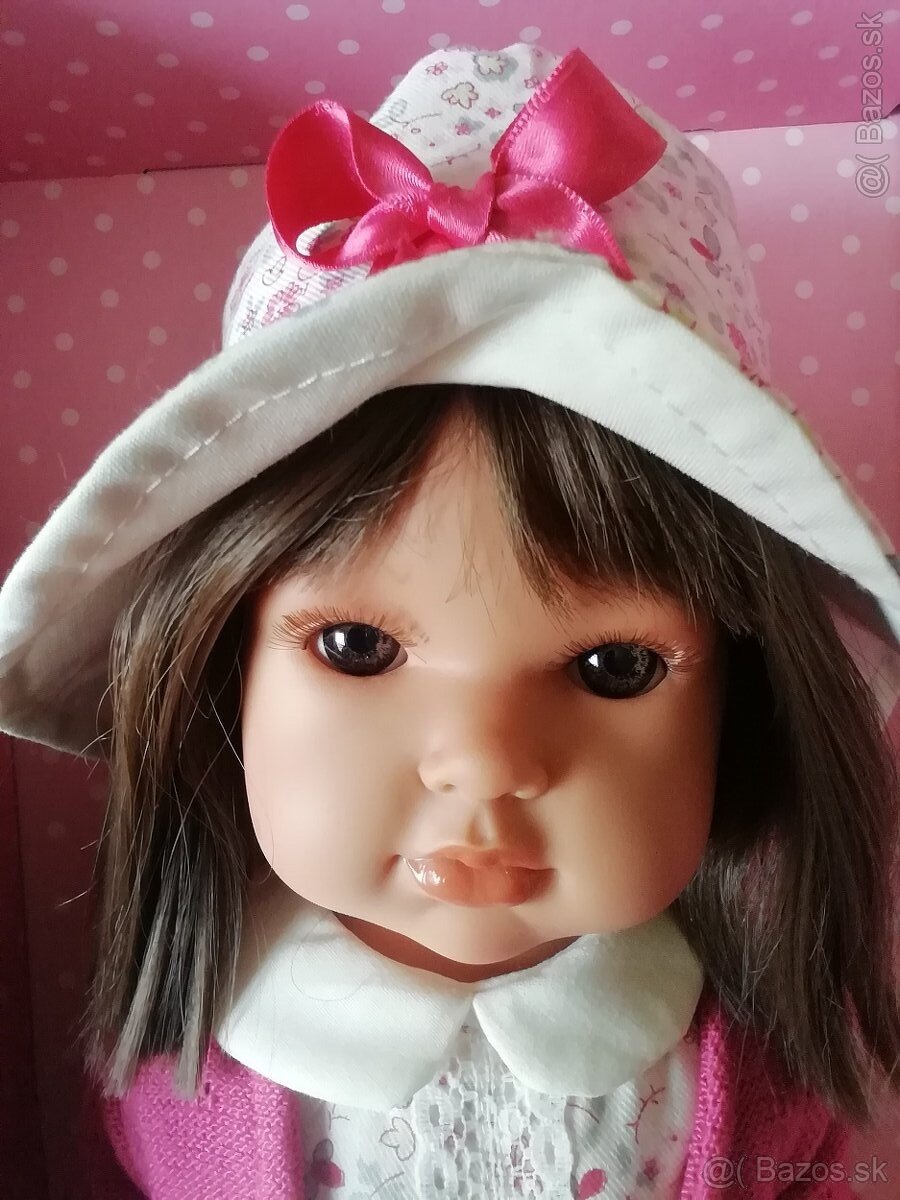 Realisticka babika A. Juan v klobuku 45 cm
