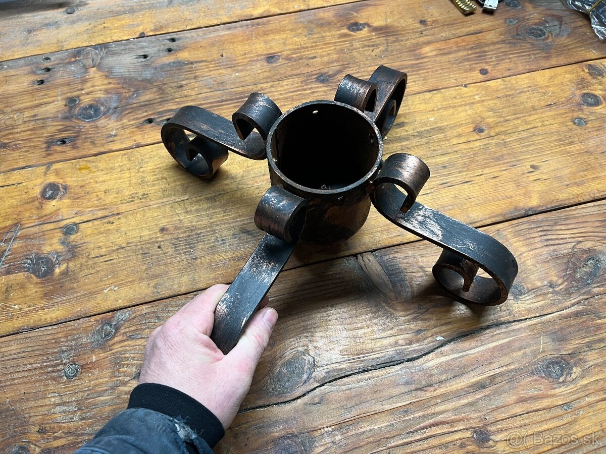 Kovaný stojan na Vianočný stromček.