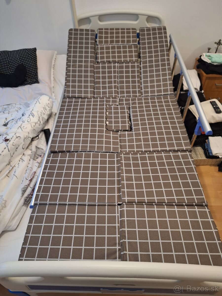 Elektrická polohovateľná zdravotná posteľ.