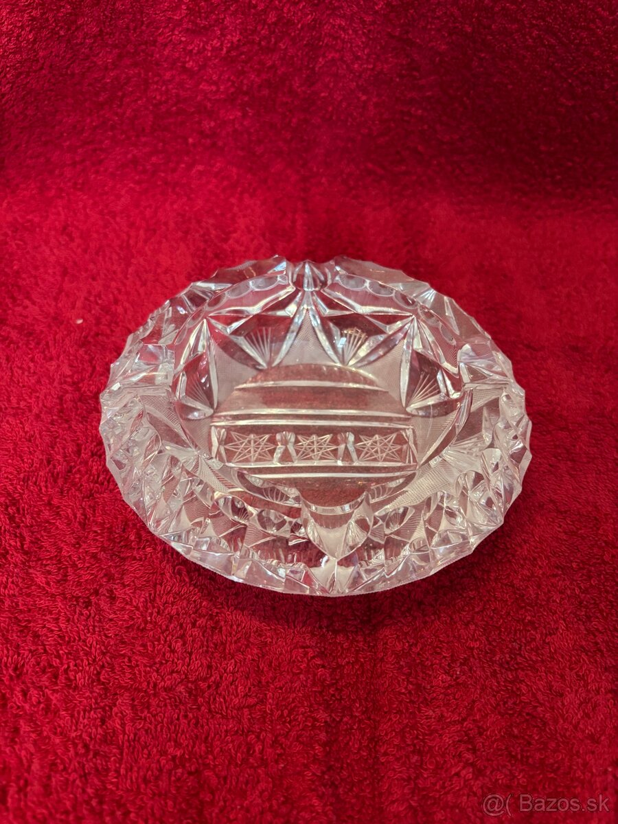 Kryštálový popolník