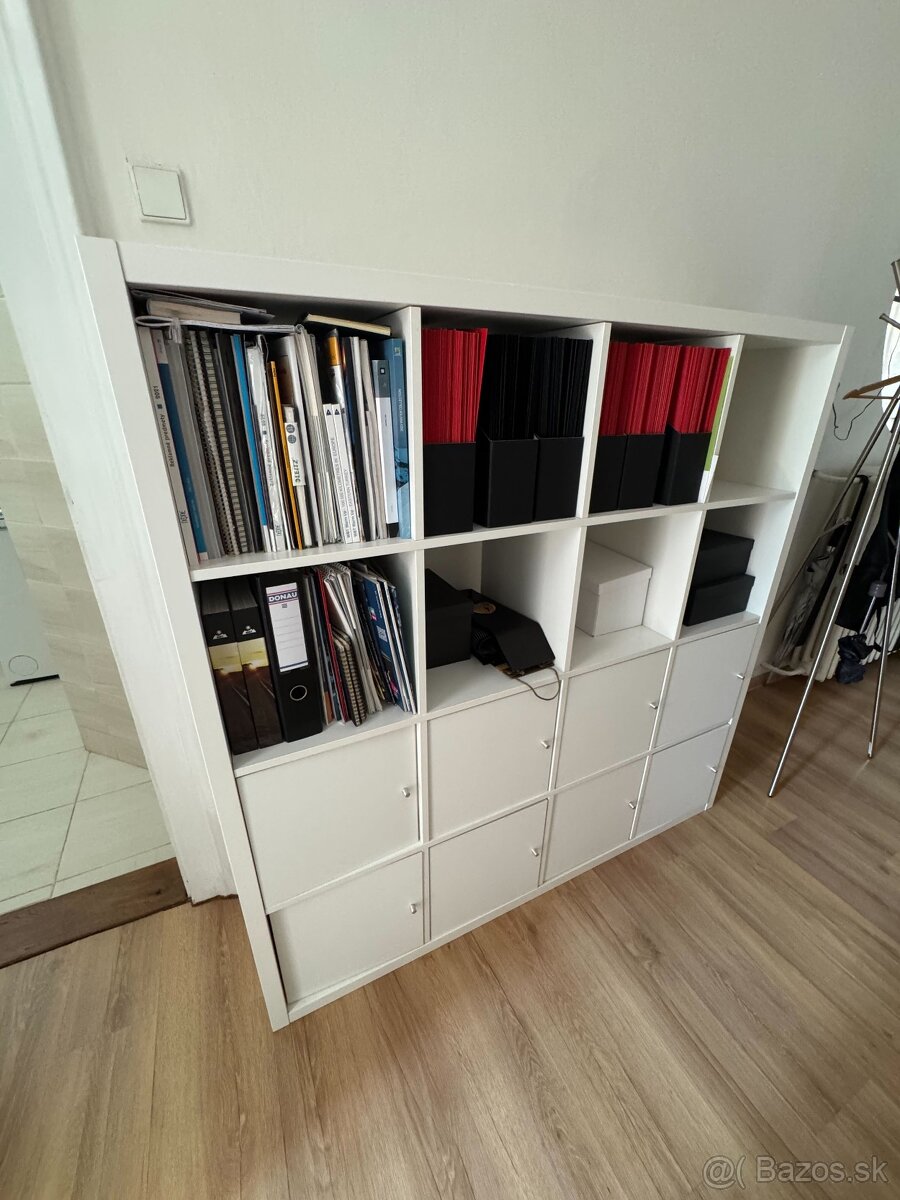 KALLAX policový diel 147×147 cm – biely (s dvierkami)