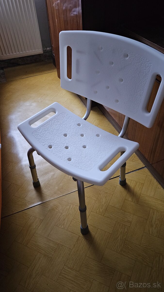 Sprchovacia stolička s opierkou