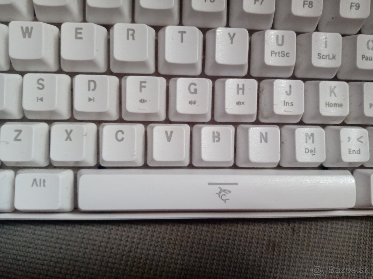 Krásna biela mechanicka svietiaca klavesnica