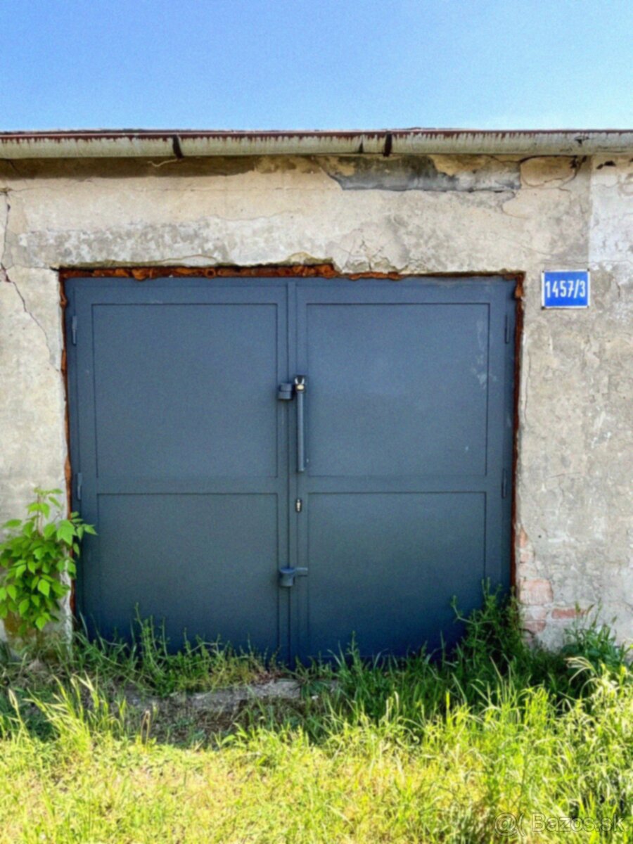 Garáž s elektrikou a pozemkom v osobnom vlastníctve