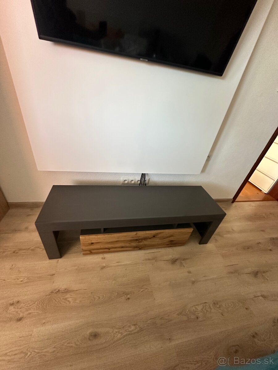 Stolík pod TV