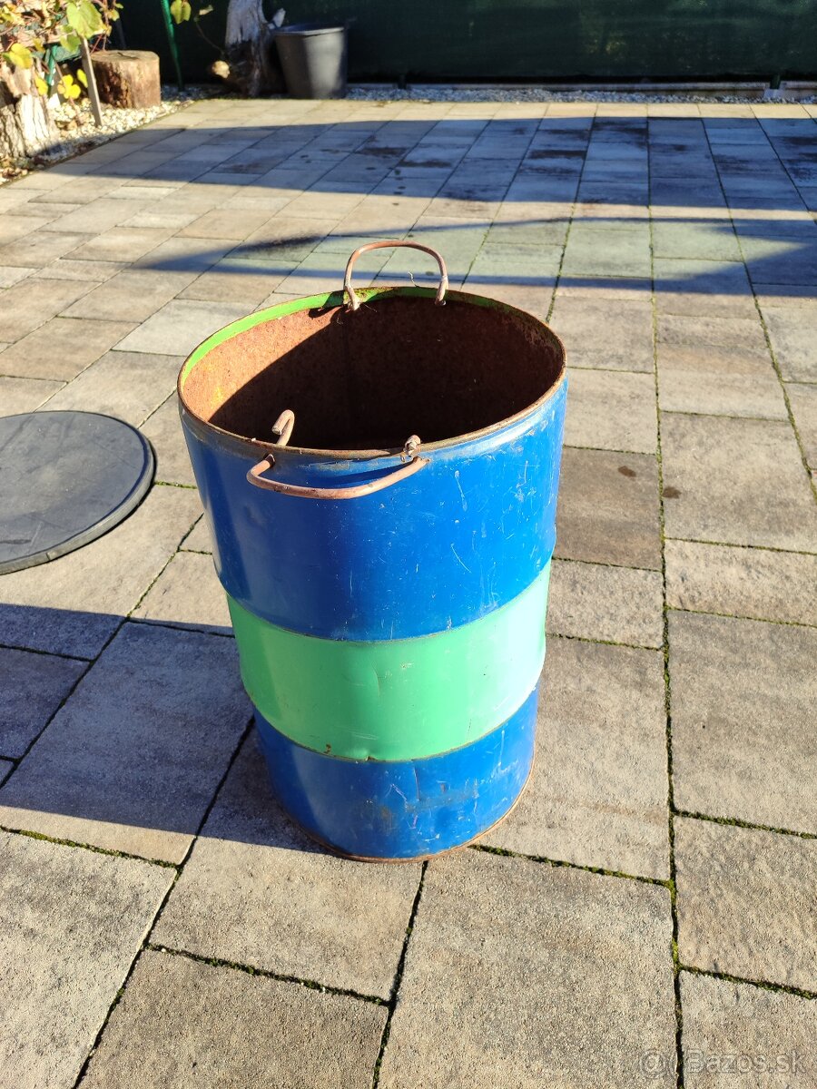 Plechovy sud s drziakmi