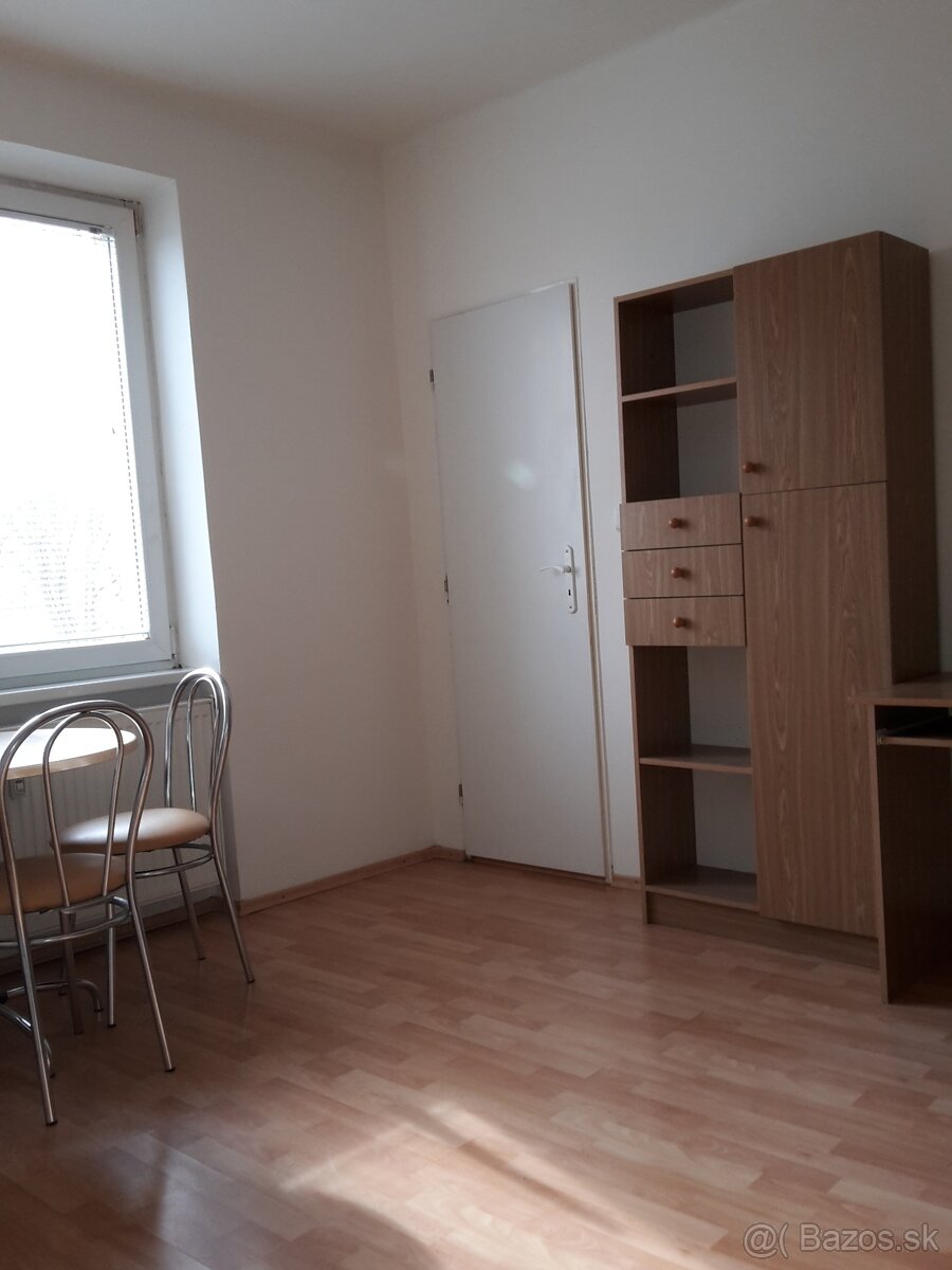 Zrekonštruovaná, zariadenia garsónka pri OC NOVUM