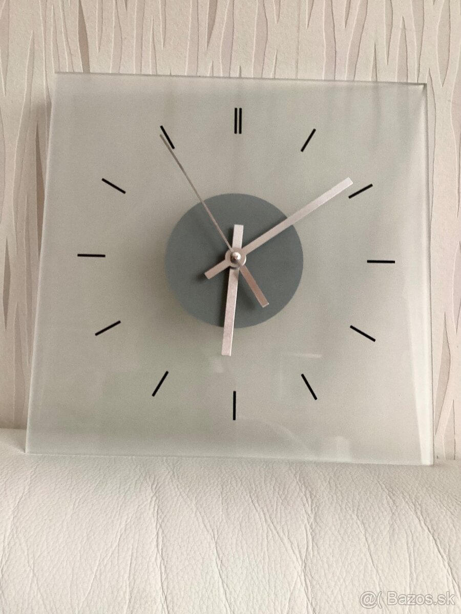Nástenné hodiny.