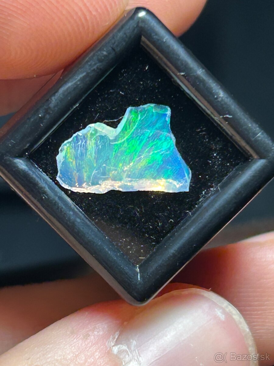 Slovensko drahý opál Dubník šperk výbrus vzorka
