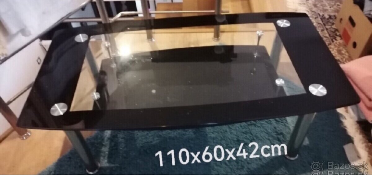 Sklenený konferenčný stolik