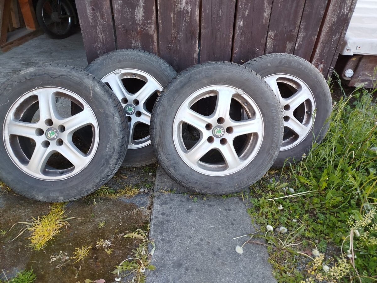 Letné pneu + liatinové disky Škoda