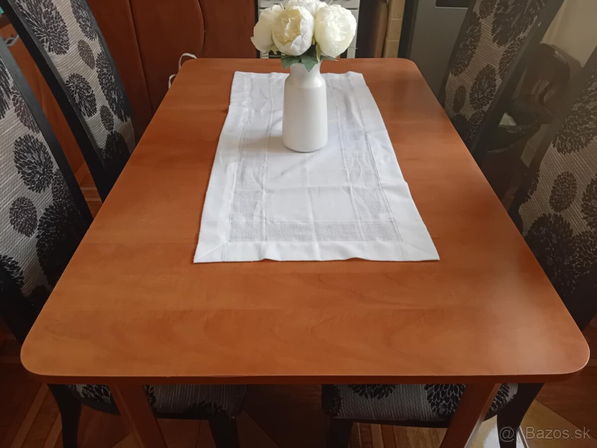 Kuchynský stôl so stoličkami