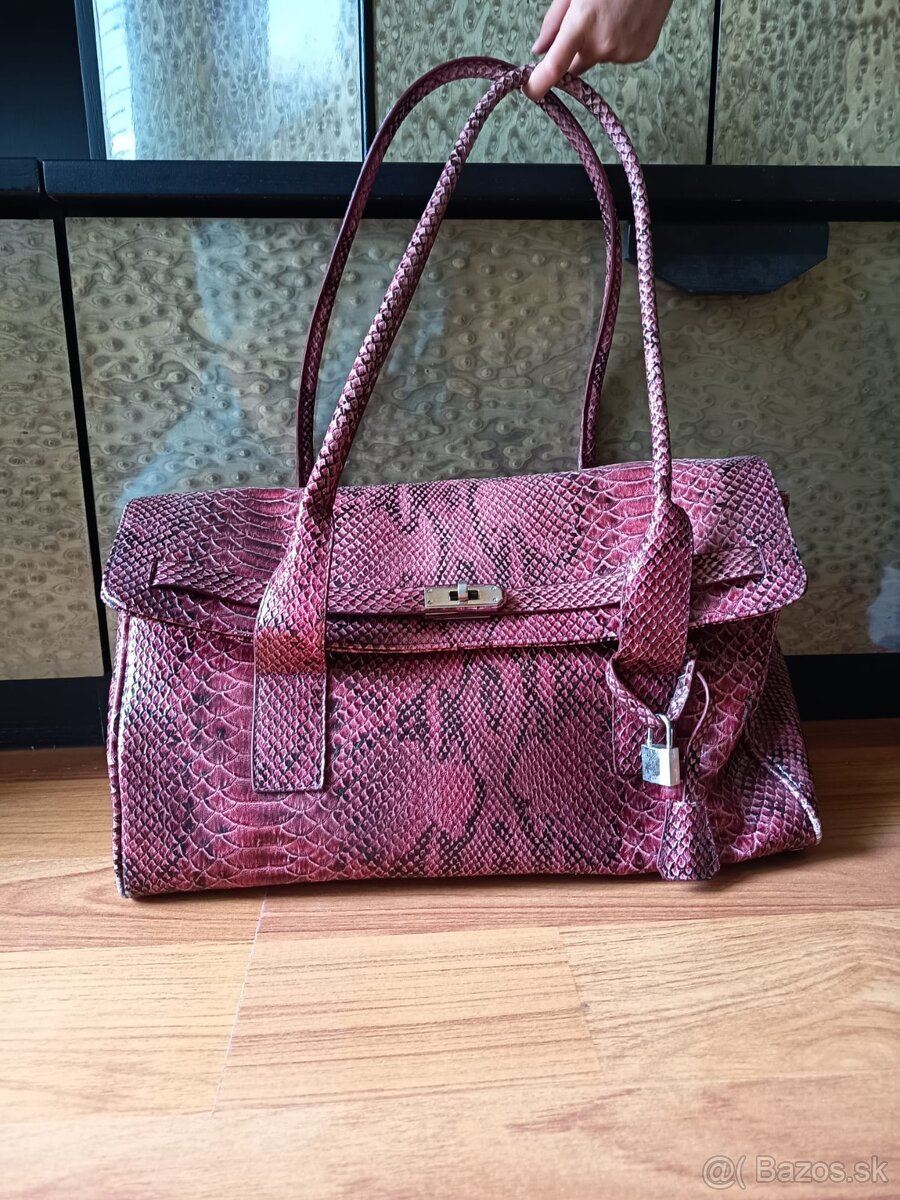 Bordová elegantná kabelka z imitácie hadej kože