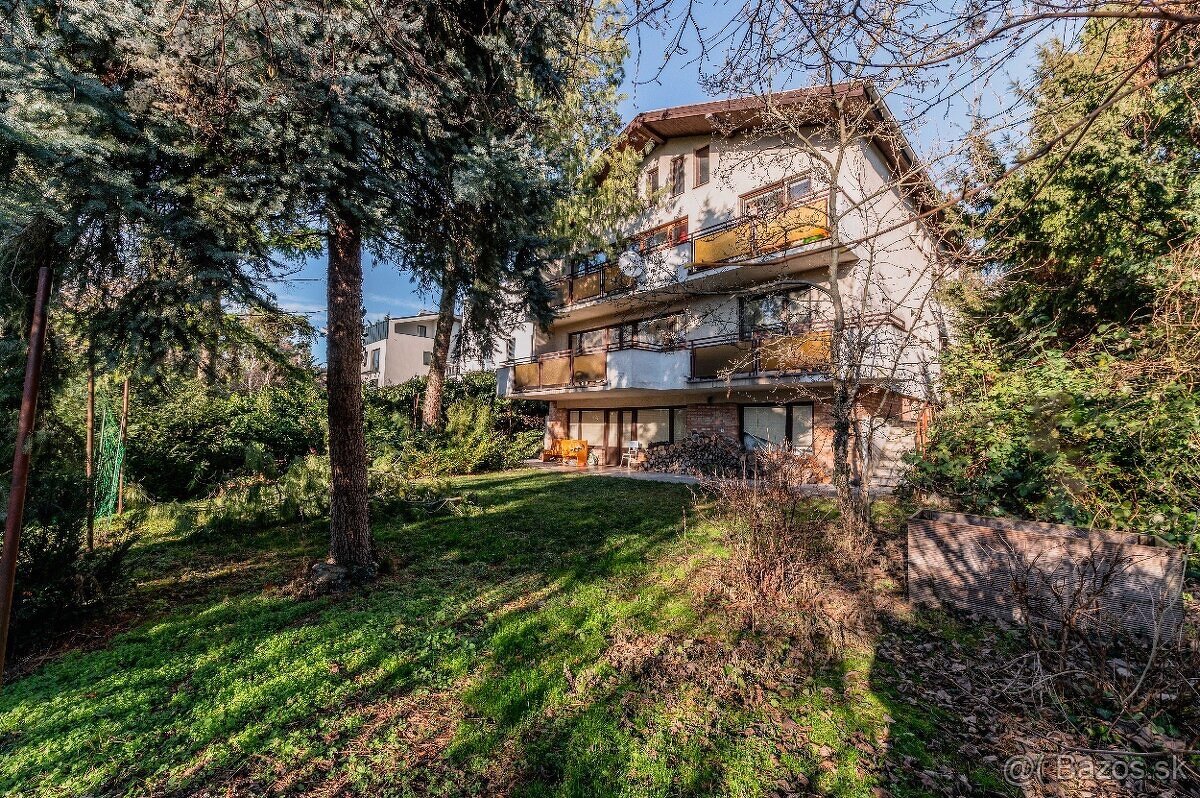 Dvojpodlažný dom Na Hradnom Kopci s dvojgarážou Staré Mesto