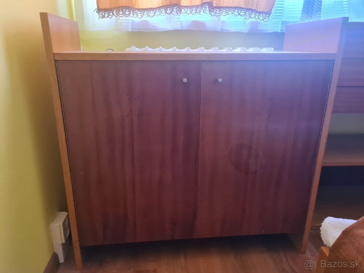 skriňa + police + skrinky