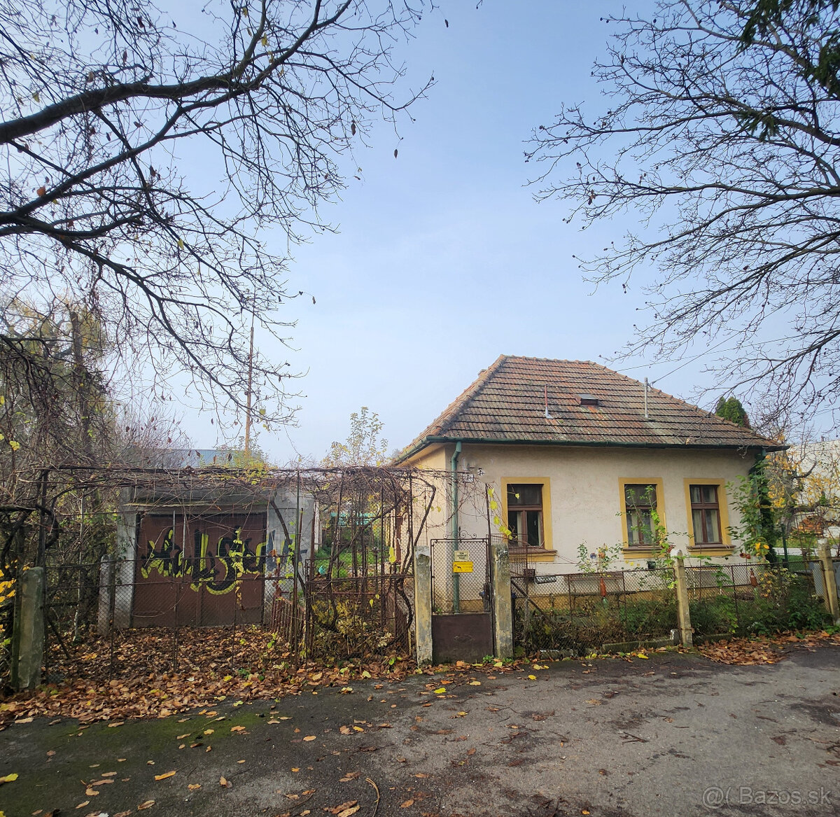 PEKNÝ 7,35á POZEMOK SO STARŠÍM DOMOM NITRA-ČERMÁŇ