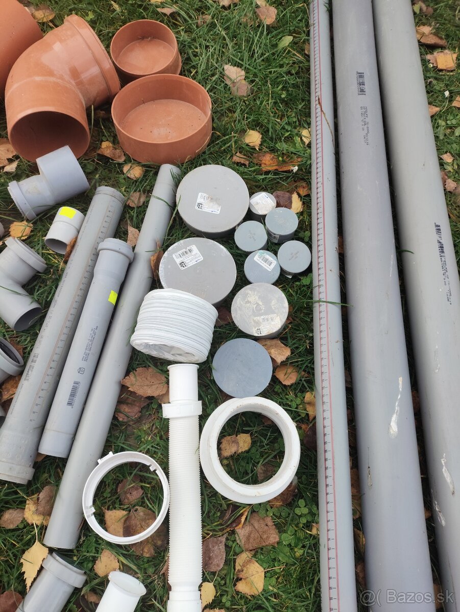 Kanalizačné PVC rúry, kolená, spojky - pozostatok zo stavby