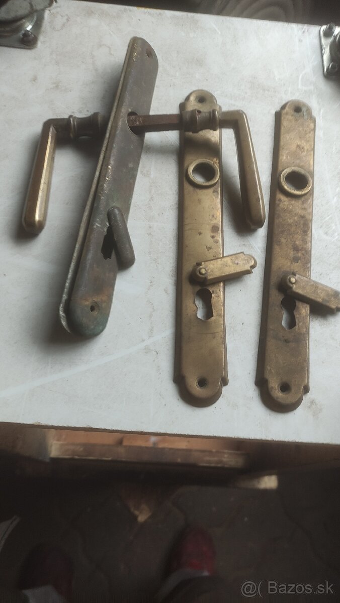 Staré klučky a štity