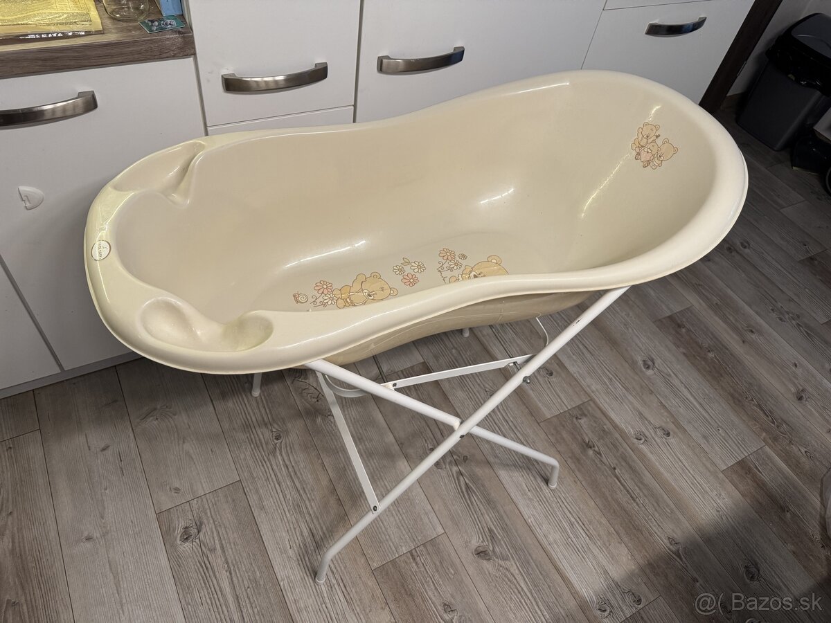 Detská vanička na kúpanie so stojanom.