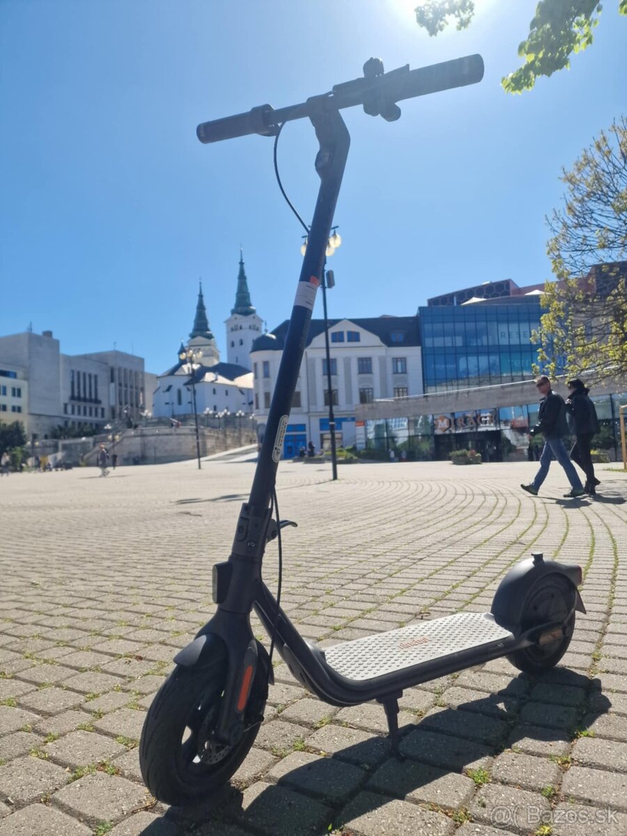 Ninebot Kickscooter F2 by Segway