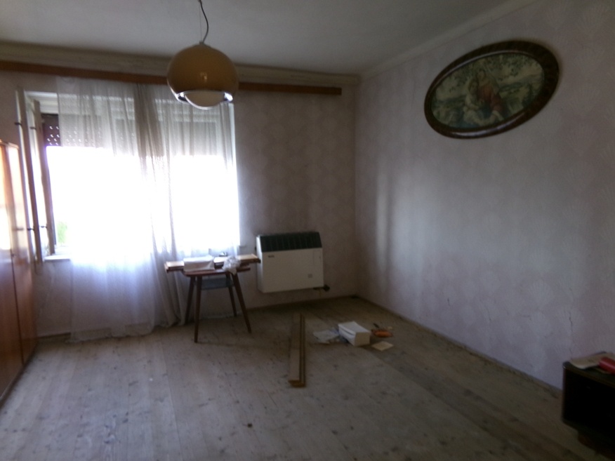Na predaj veľký pozemok 2885m2 so starším domom v obci Žikav