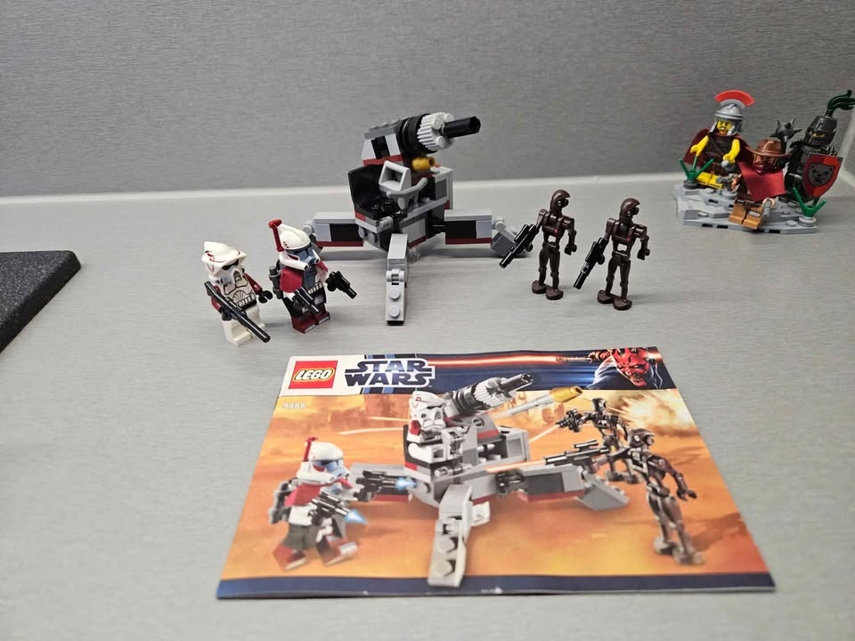 LEGO STAR WARS 9488 Elite Clone Trooper & Commando Droid
