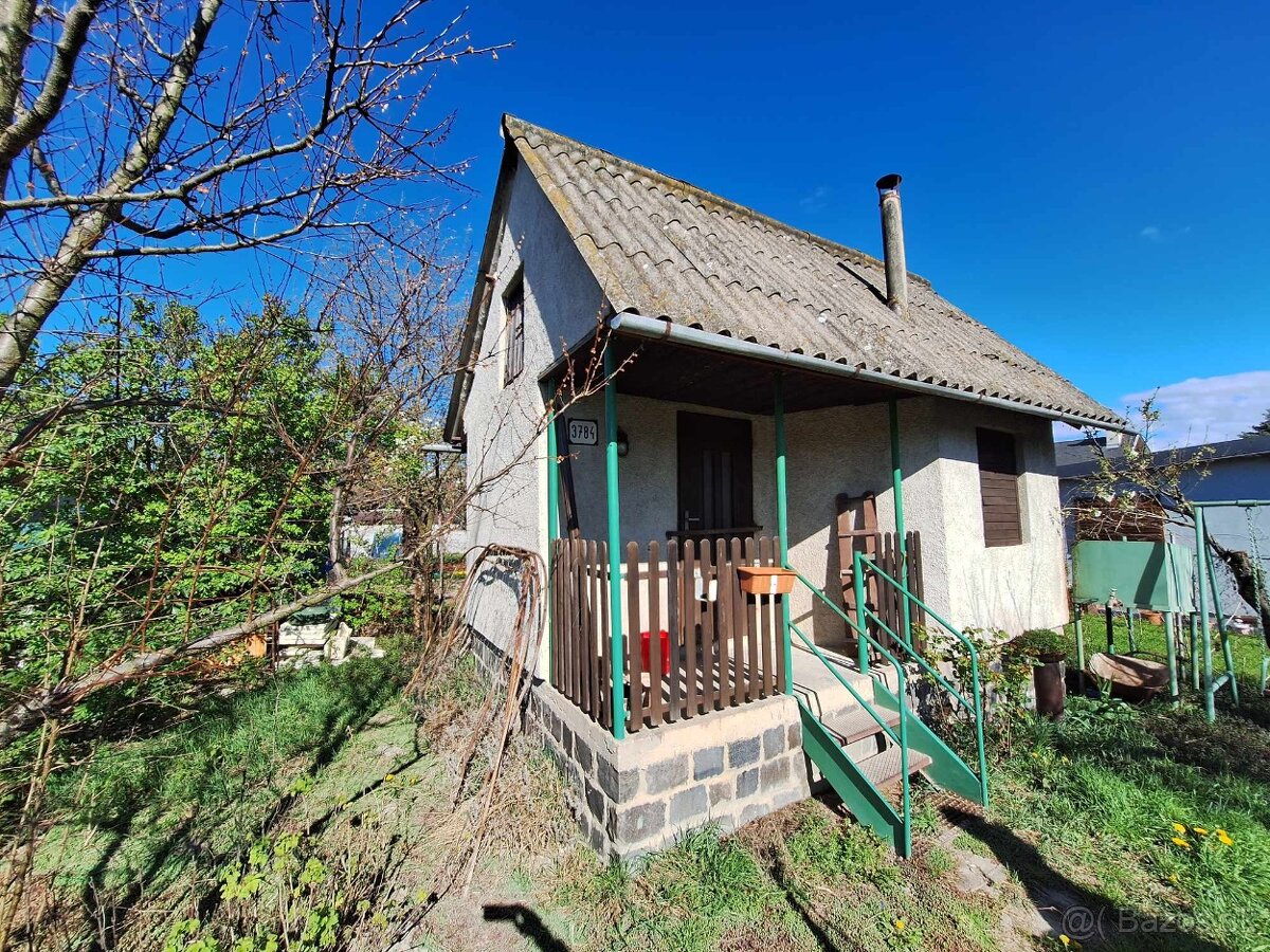 PREDAJ - Záhrada s murovanou chatkou v Komárne