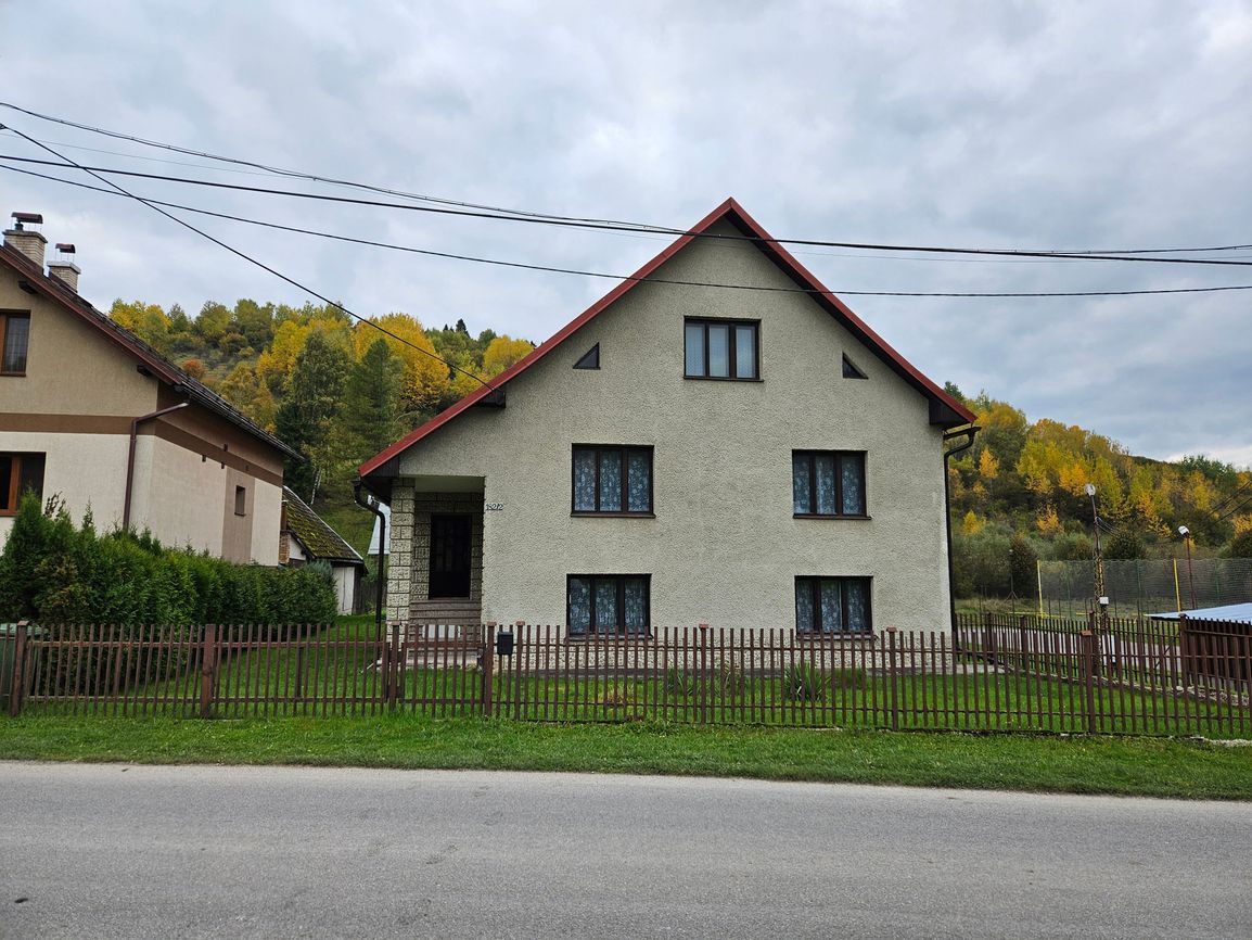 PREDAJ: Priestranný 2-generačný rodinný dom s potenciálom a 