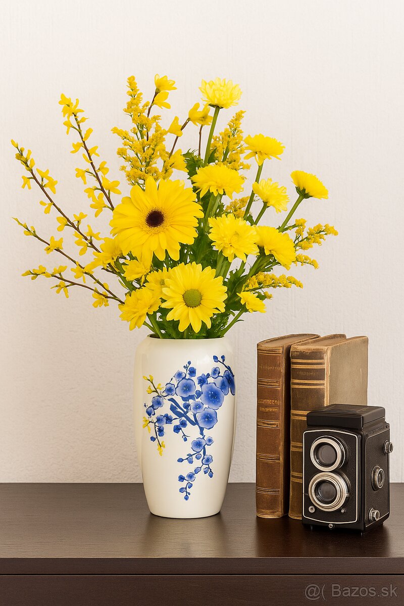 váza s vtáčikom a kvetmi