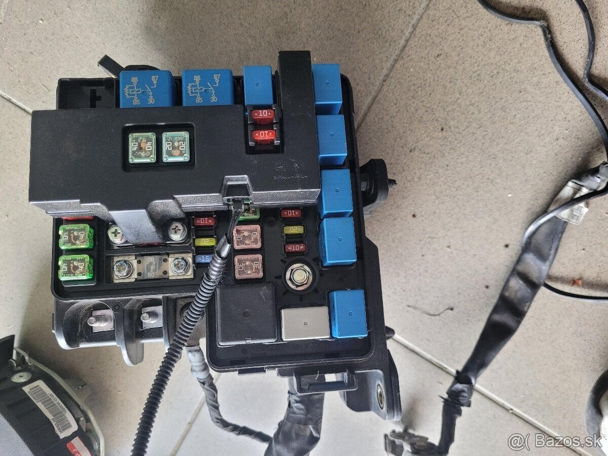 Poistkova skrinka hyundai