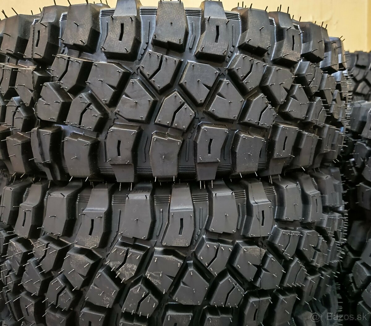 215/65 R16 , 225/70 R15 KM2