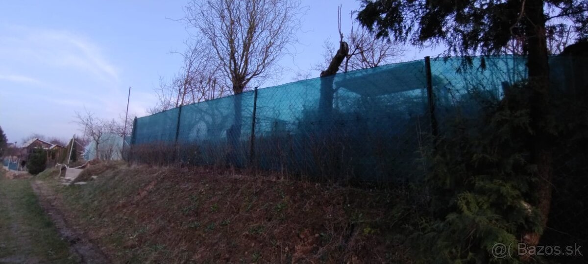 Predám dvoj záhradu s chatkou