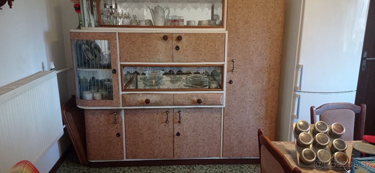 Retro kuchynský nábytok aj s komodou