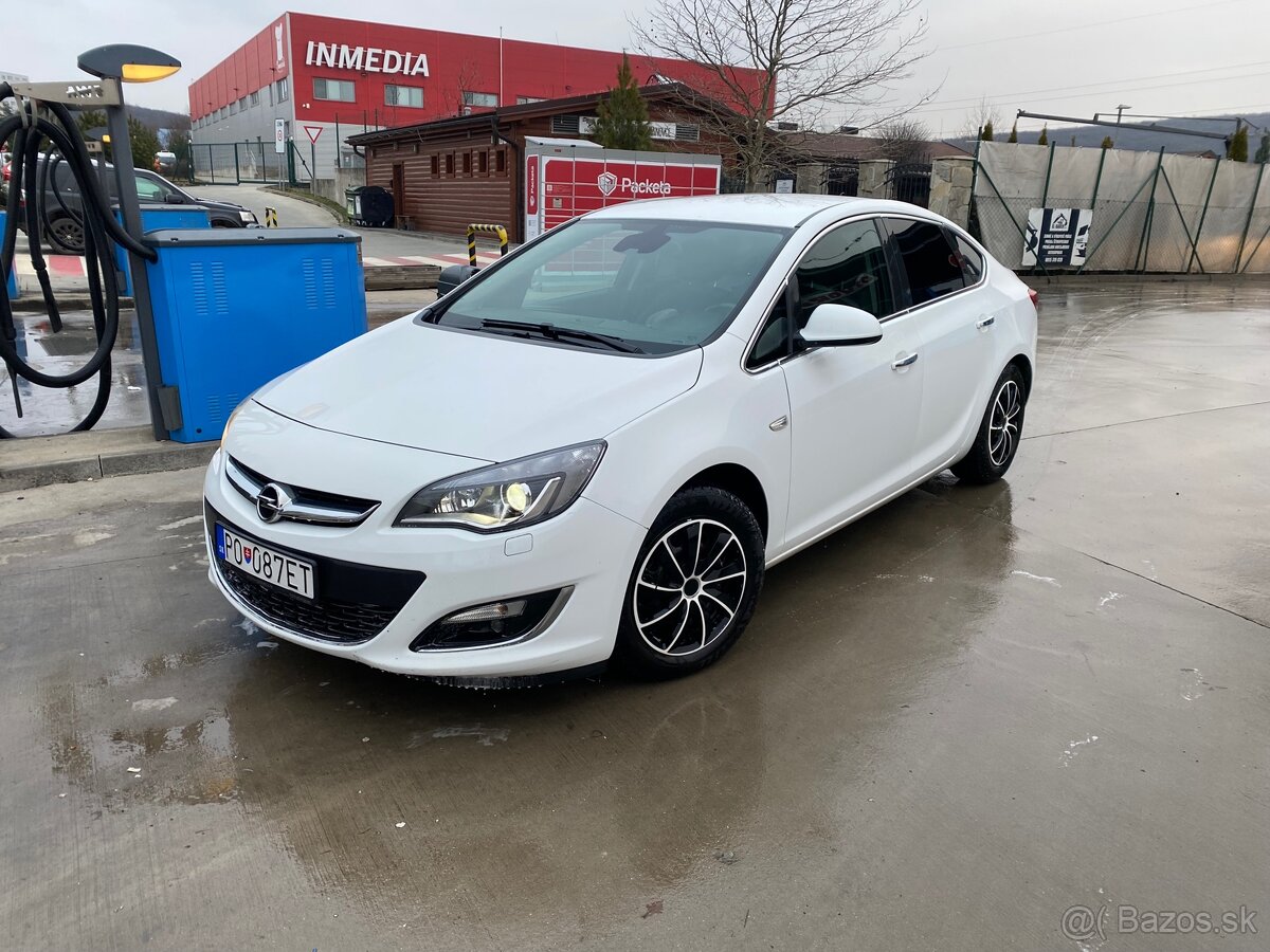 Opel astra NOTCHBACK TURBO 1.4, 103 kw. 2013