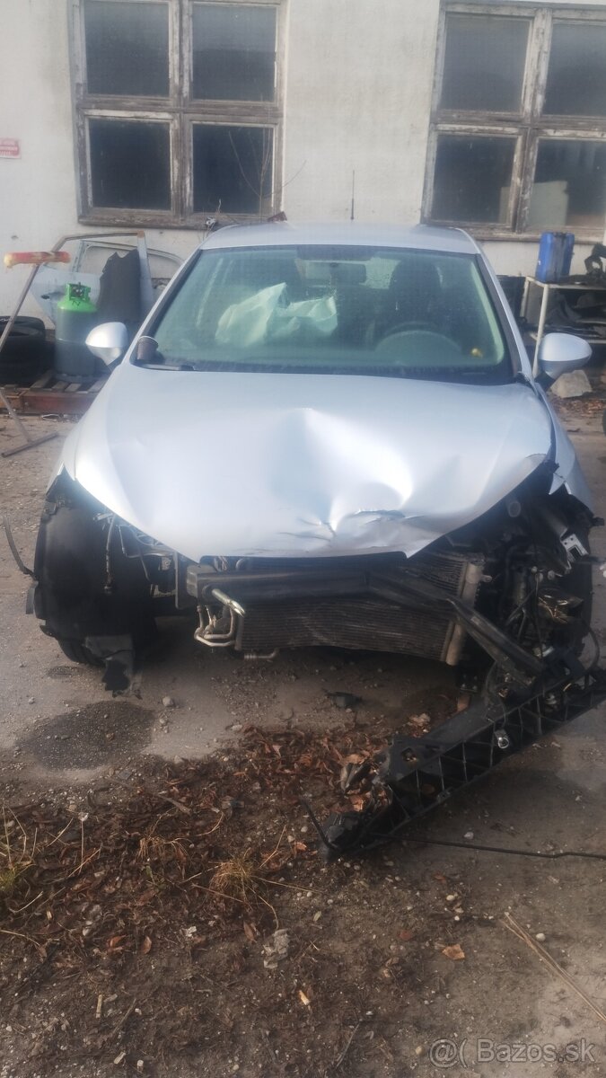 Rozpredám Seat Ibiza 1,2,kód motora CGPA