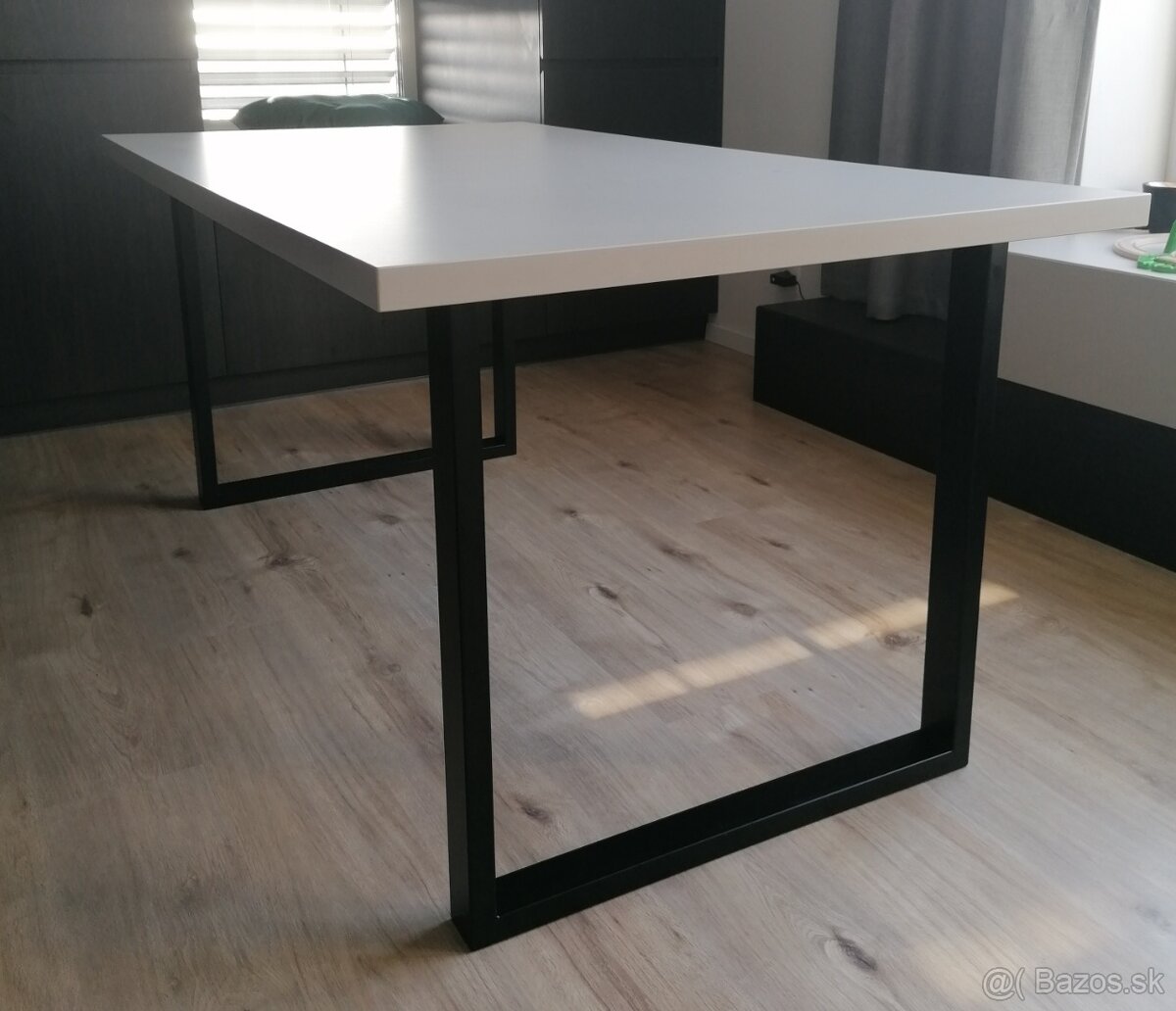 Jedálenský stôl