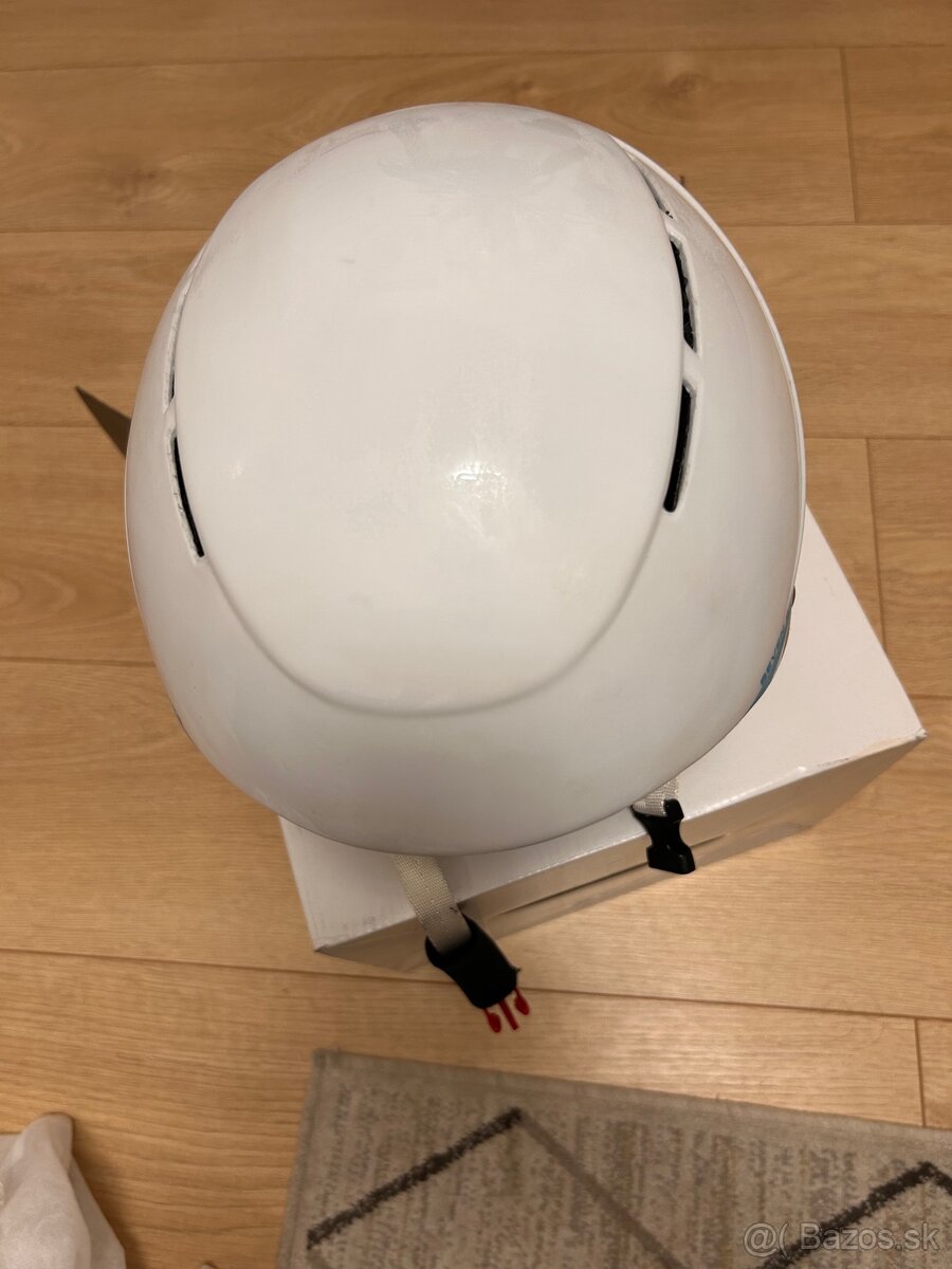 Dámska lyžiarska prilba