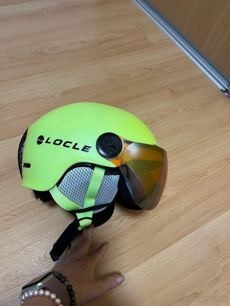 Lyžiarska prilba so štitom