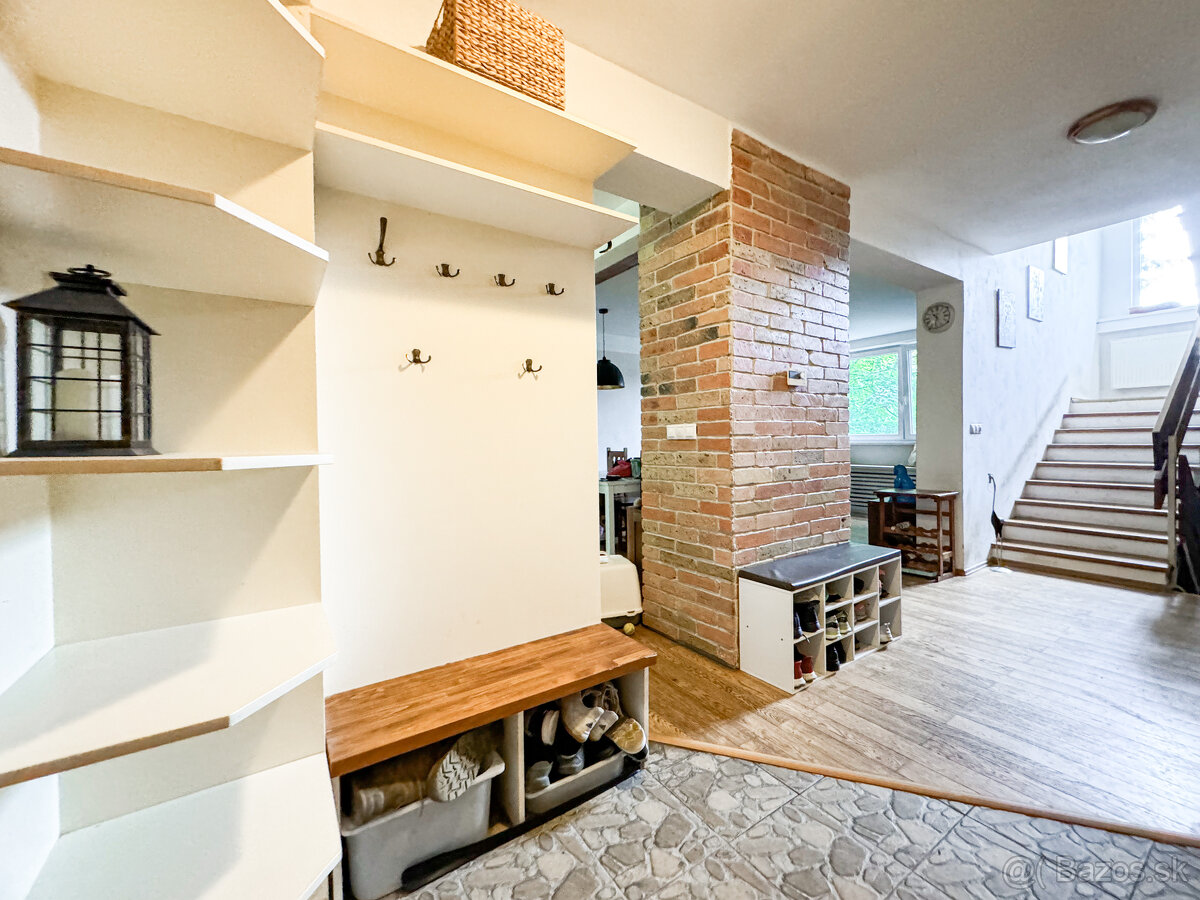 Predáme zariadený 7,5izbový rodinný dom v tichej časti Rače