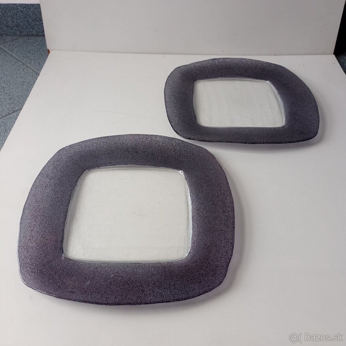 Dva moderné servírovacie taniere 30 cm