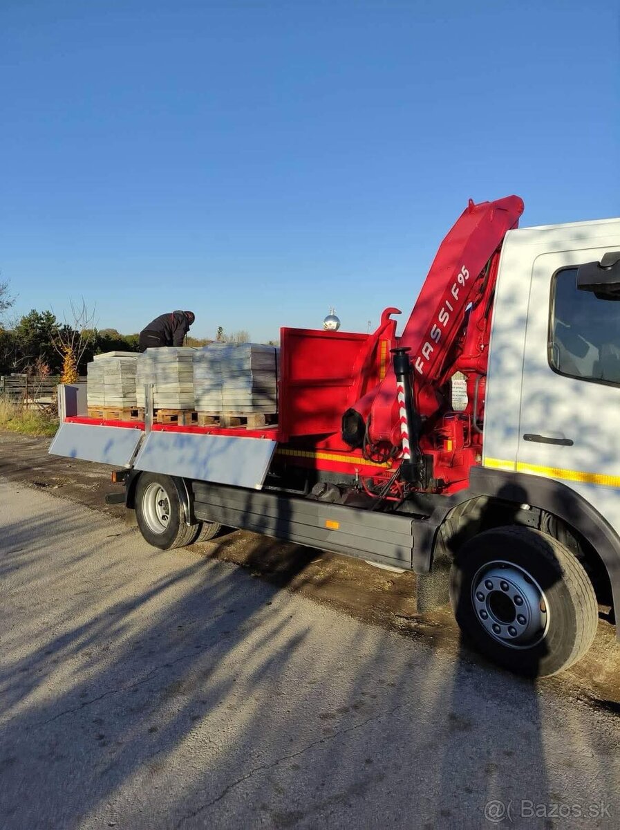 Nákladná doprava s hydraulickou rukou