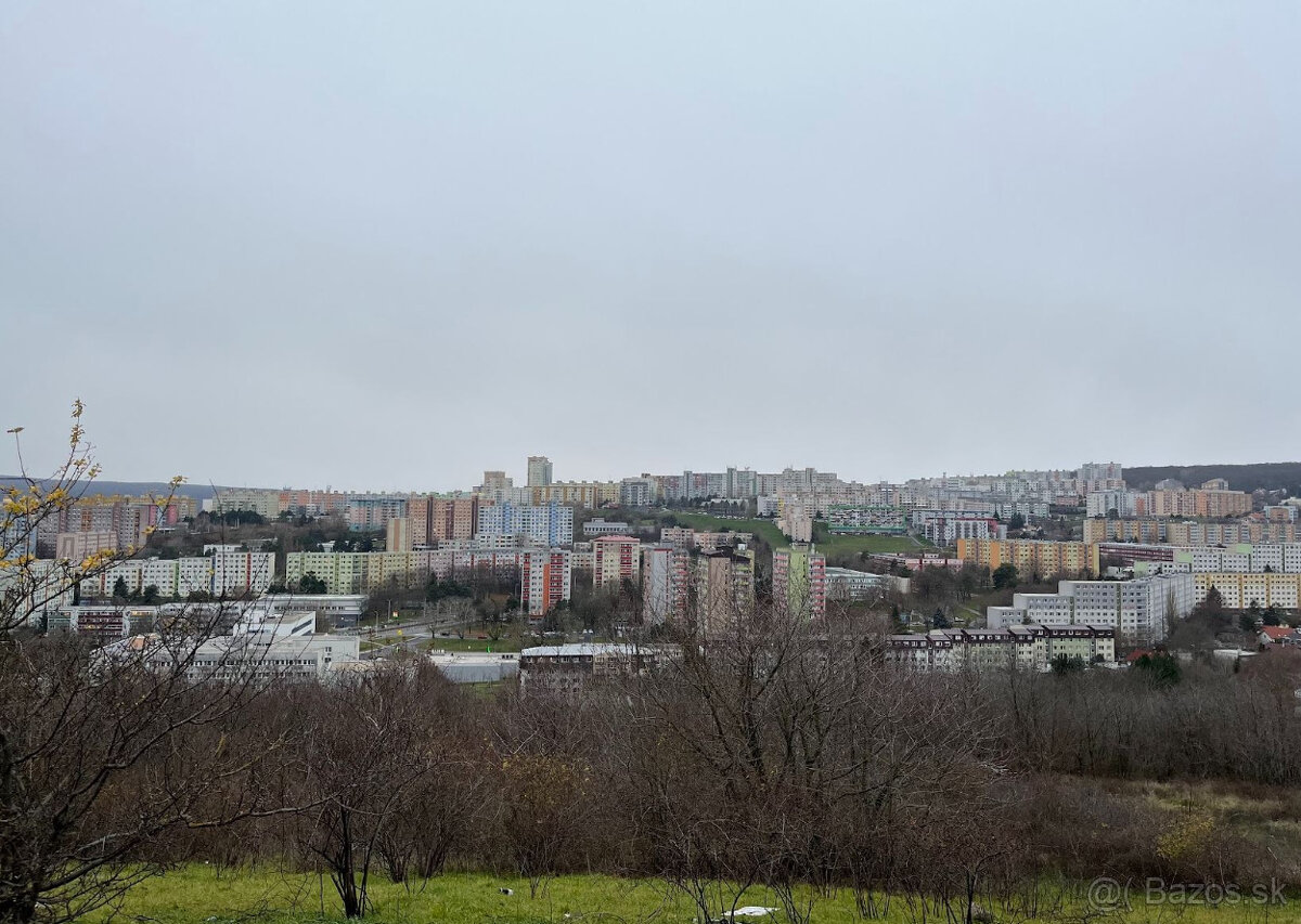 Stavebný pozemok s výhľadom na Karlovu Ves