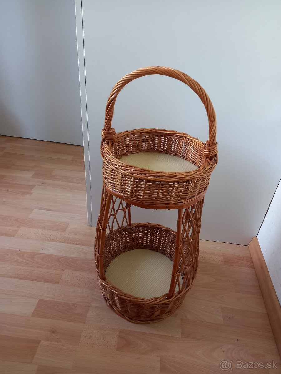 Ratanový stolík