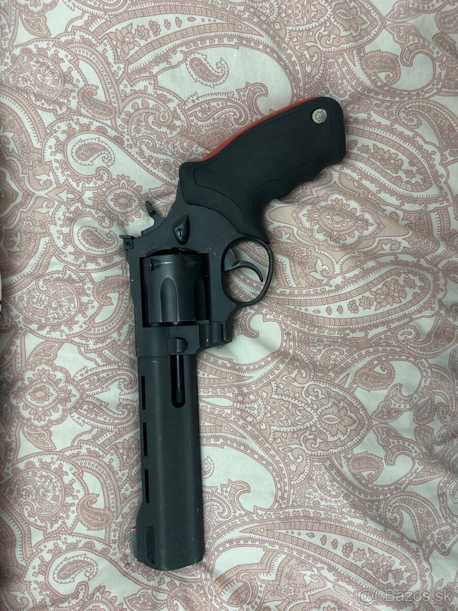 Taurus RAIGING&HUNTER 44 Magnum