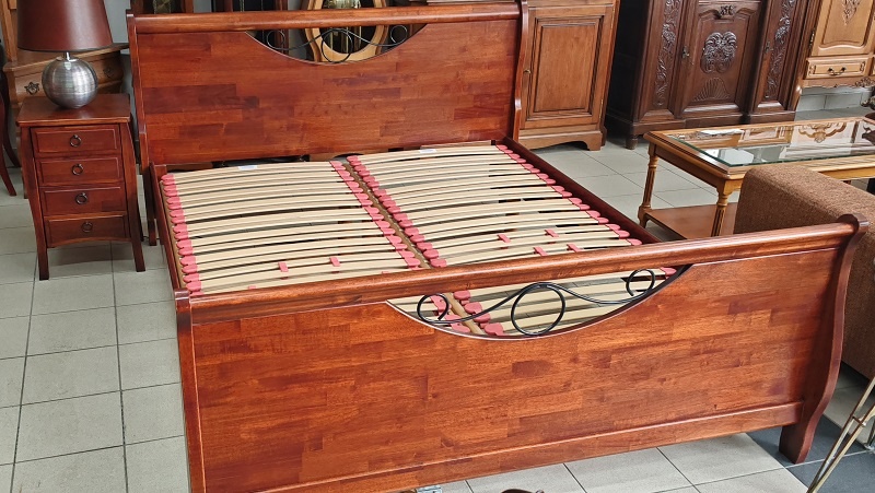 Posteľ 200x160cm s lamelovými roštami a 1x stolík