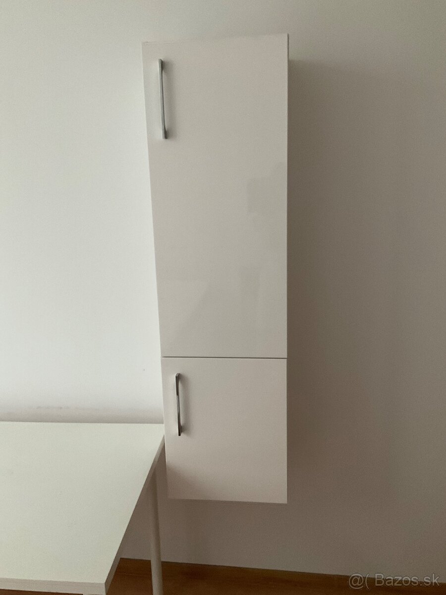 Zavesená skrinka s polickami, biely lesk